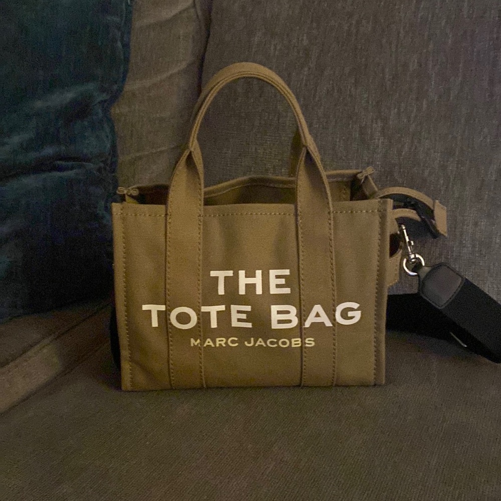 Marc Jacobs “The Tote Bag” in the mini size.